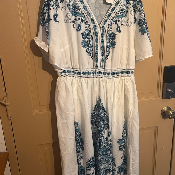 BloomChic Dresses & Skirts - BloomChic White and Blue Flutter Sleeve Sundress size 12